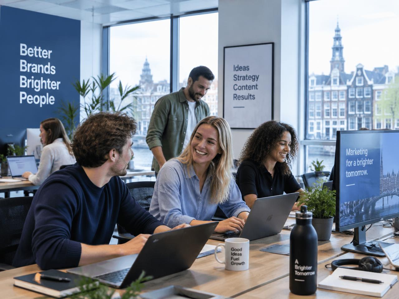 Het team van Predoi Marketing werkt samen achter laptops op kantoor